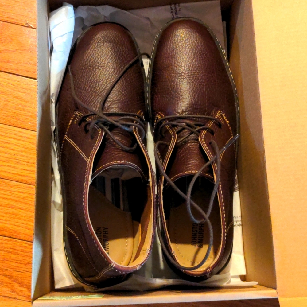 "Like New" Johnston & Murphy Boy's Mahogany Leather "Chukka" Boots, Size 6 1/2.